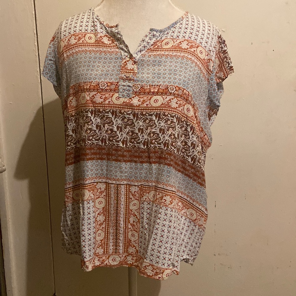 Lucy and Laurel size XL short sleeved printed woman’s blouse